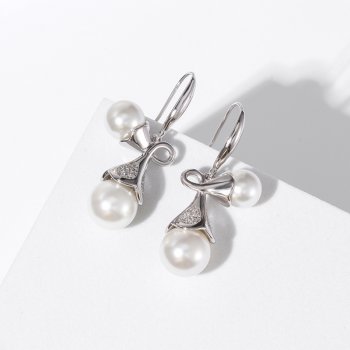 The Pearl Round of Simple Earrings